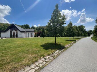 We offer a modern, renovated furnished apartment in Sekčov
