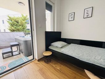 Zařízený mezonetový třípokojový apartmán se dvorem a