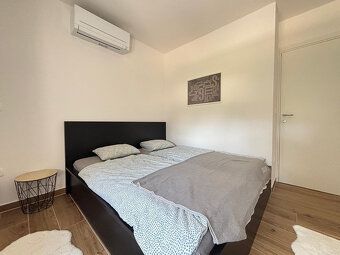 Zařízený mezonetový třípokojový apartmán se dvorem a