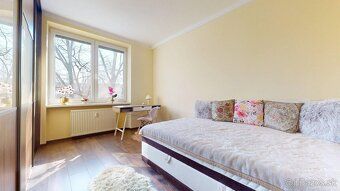 We offer an exceptional 3-room apartment for sale at