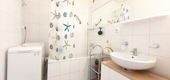 We offer for sale a spacious and bright 1-room apartment