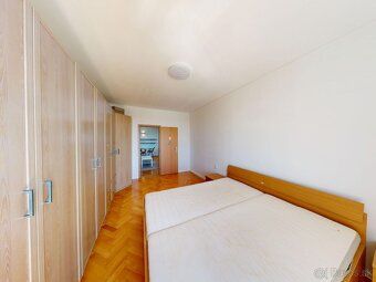 Quiet living in the heart of Juh housing estate, just