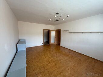 We offer for sale a spacious 4-room apartment with an area
