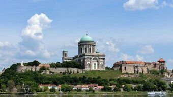 V obľúbenej časti mesta Štúrovo ponúkame na predaj 2-izbový 