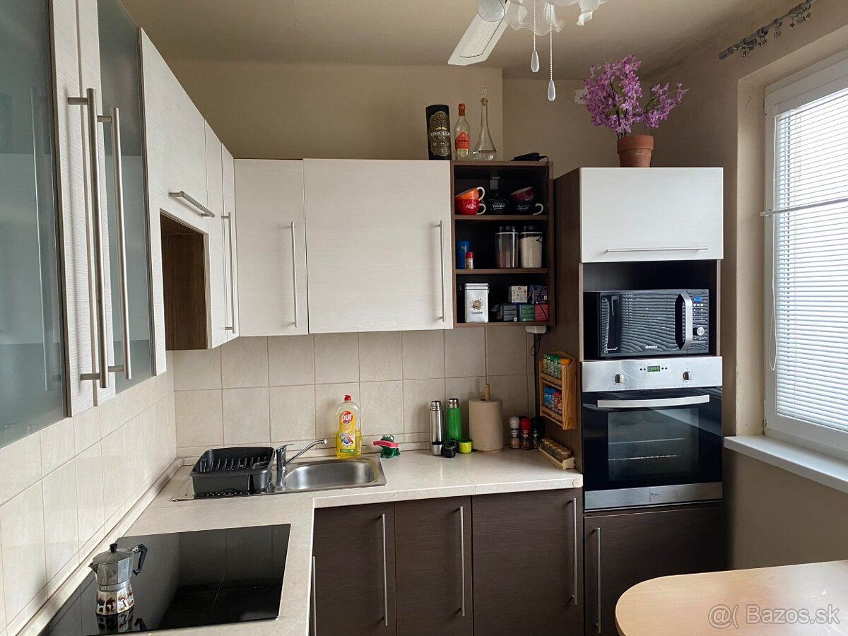 V obľúbenej časti mesta Štúrovo ponúkame na predaj 2-izbový 