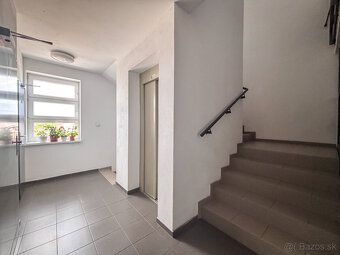 Ponúkame na predaj priestranný 2 izbový byt neďaleko centra 