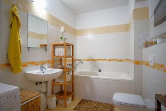 Ponúkame na predaj priestranný 2 izbový byt neďaleko centra 