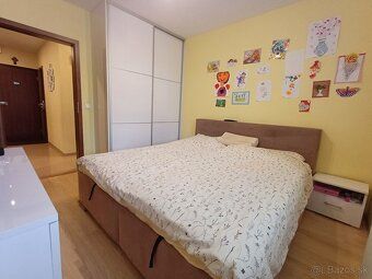We offer for sale a spacious and bright 3-room apartment