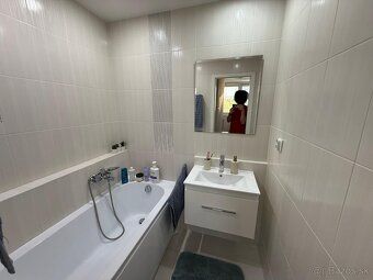 We offer for sale a modern and completely renovated 3-room