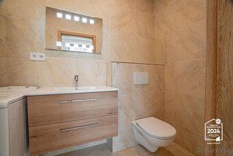 TOBI Real Estate Agency offers you an entire building for