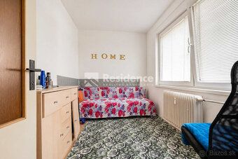 We offer for sale a spacious 4-room apartment with an area