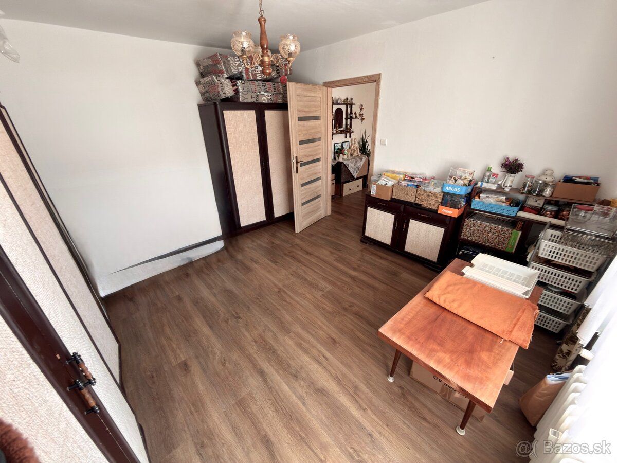 I sell a 2-room brick apartment measuring approximately 60