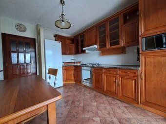 I sell a 2-room brick apartment measuring approximately 60