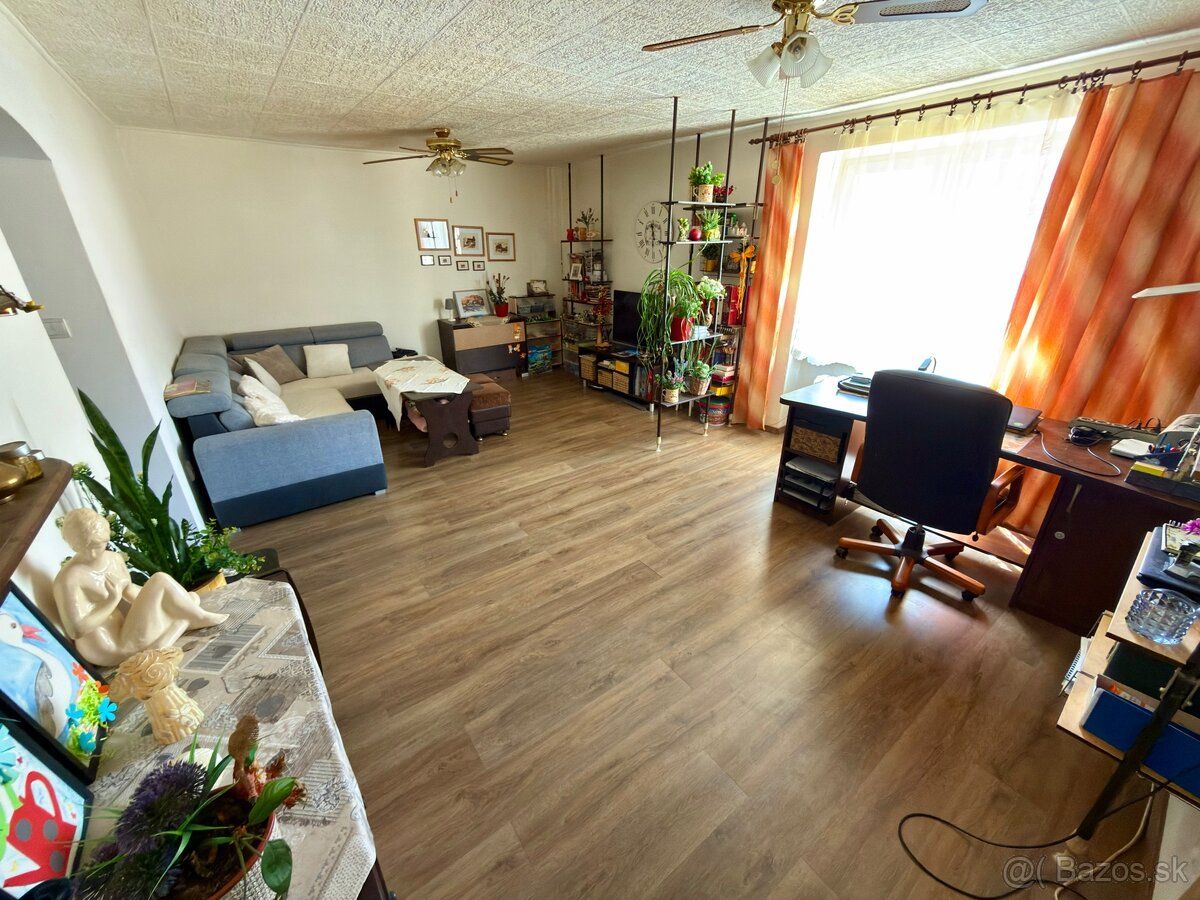 I sell a 2-room brick apartment measuring approximately 60