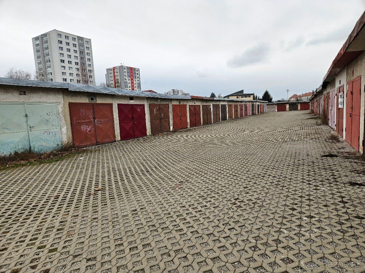 Predám garáž na sídlisku 3 za Bytovým družstvom. Garáž nemá