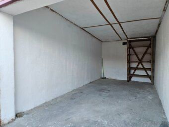 Predám garáž na sídlisku 3 za Bytovým družstvom. Garáž nemá