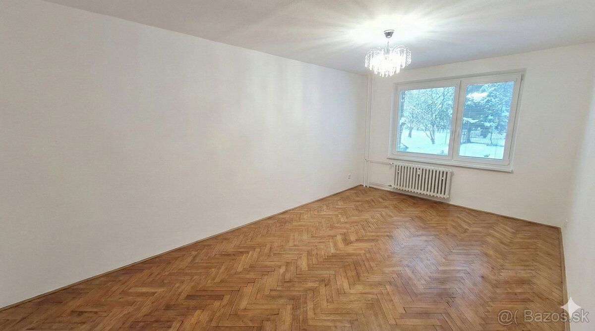 Predám trojizbový na Hečkovej ulici.
Byt má 86m2, tri plnoho