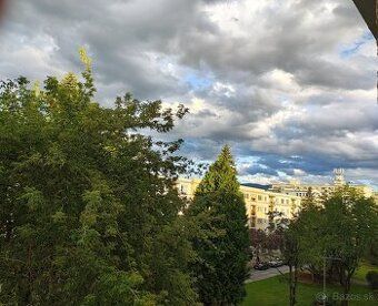 Predám trojizbový na Hečkovej ulici.
Byt má 86m2, tri plnoho