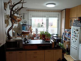 Predám trojizbový na Hečkovej ulici.
Byt má 86m2, tri plnoho