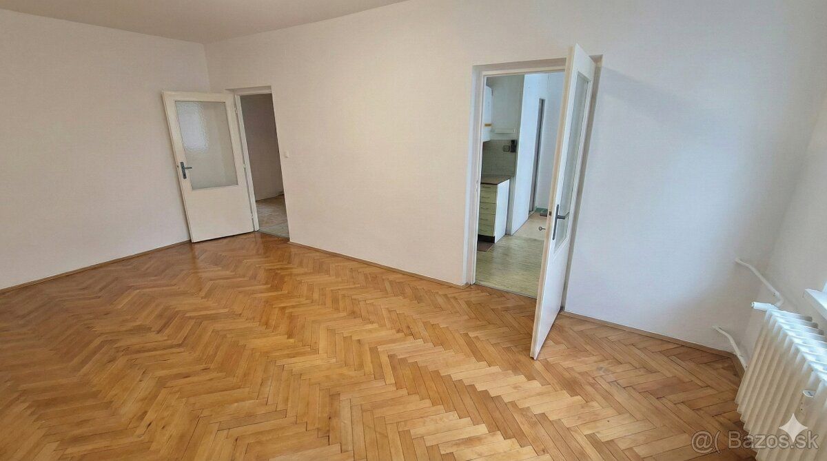 Predám trojizbový na Hečkovej ulici.
Byt má 86m2, tri plnoho