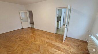 Predám trojizbový na Hečkovej ulici.
Byt má 86m2, tri plnoho