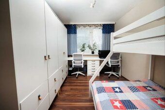 We offer for rent a spacious 3-room apartment at