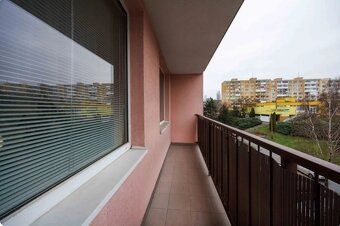 We offer for rent a spacious 3-room apartment at