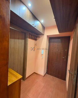 I offer for long-term rental a cozy 1-room brick apartment