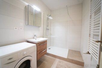 Real estate agency offers FOR RENT larger spacious 1-room