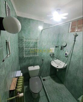 We offer for sale a 1-room sunny apartment facing south