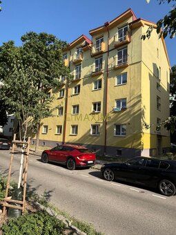 We offer for sale a 1-room sunny apartment facing south