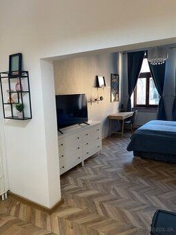 I will rent out an 3-room furnished apartment in the old