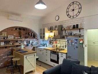 I will rent out an 3-room furnished apartment in the old