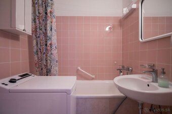 We offer for sale a bright and cozy 3-room apartment in the