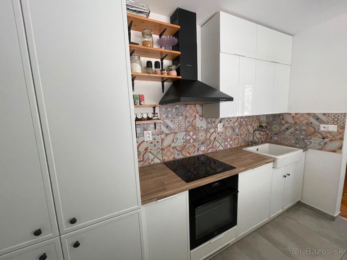 We offer for rent a 3-room apartment in a quiet and