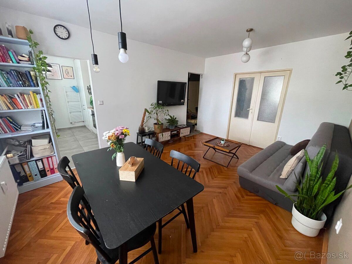 We offer for rent a 3-room apartment in a quiet and