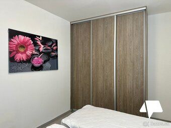 We offer for rent a beautiful, fully furnished 2-room