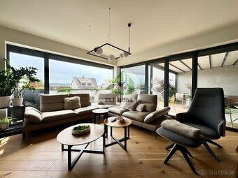 We offer for sale an exceptional, almost luxury 3-room