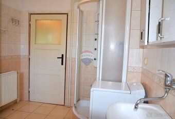 RK RE/MAX offers you for sale a two-story, 6-room
