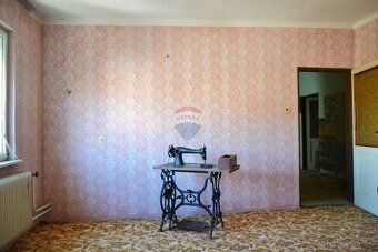 RK RE/MAX offers you for sale a two-story, 6-room