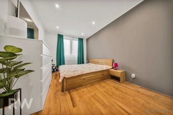 REWIN REAL ESTATE EXCLUSIVELY offers you this spacious