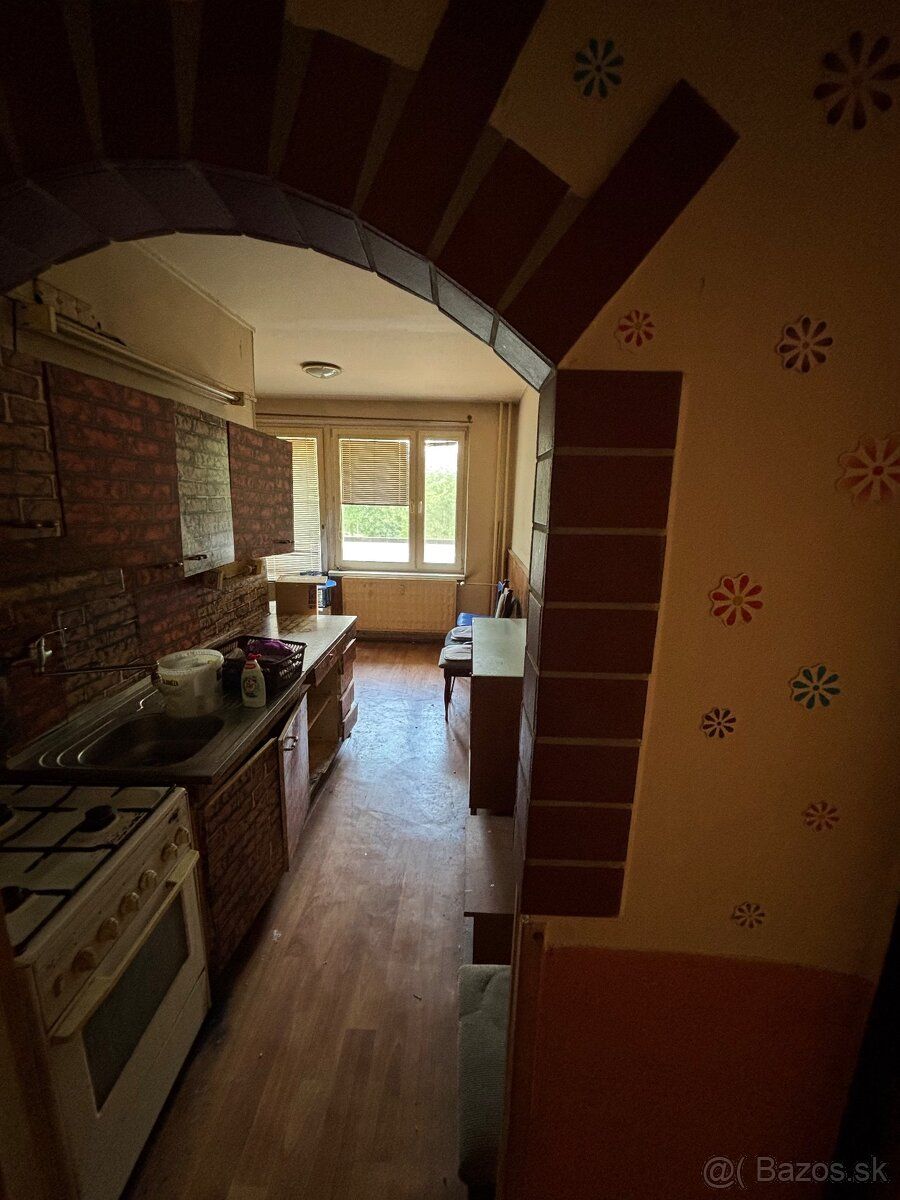 Predam 2 izbový byt 58,3m2 v úplne pôvodnom stave s balkónom