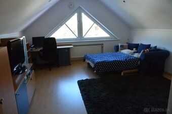 Przestronny 3 pokojowy apartament na poddaszu w budynku